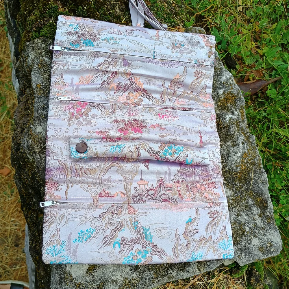 GoRGEoUS Asian inspired satin jewelry or makeup bag w pockets, jewelry bag